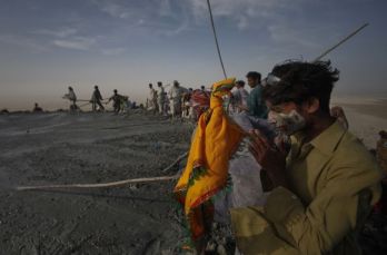 A Pakistani Hindu devotee prays at the crater of the Chandargup mud volcano in Balochistan province. Pic.: Akhtar Soomro/Reuters