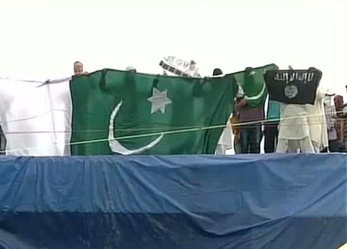 Flags of Pakistan, Islamic State (ISIS) and LeT  were waived in Srinagar, Jammu & Kashmir, on the eve of Eid-ul-Fitr.Twitter/ANI